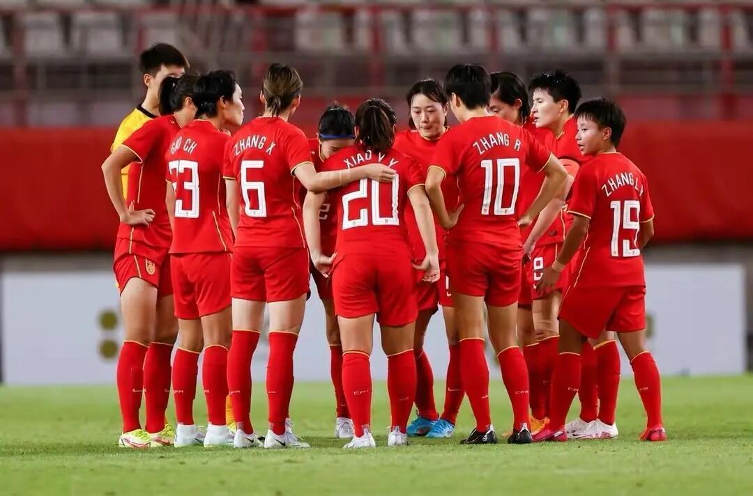 女足比赛中，中国队员李某表现出色，助球队取胜