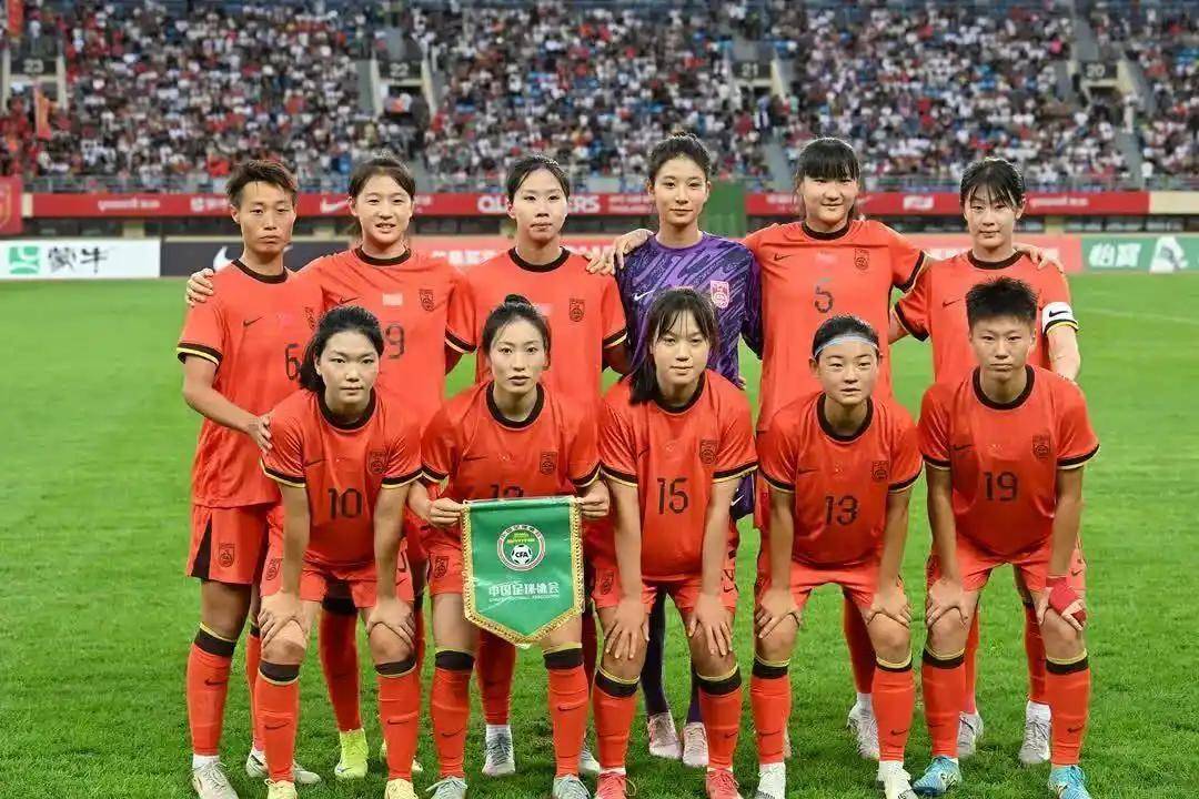 女足比赛中，中国队员李某表现出色，助球队取胜