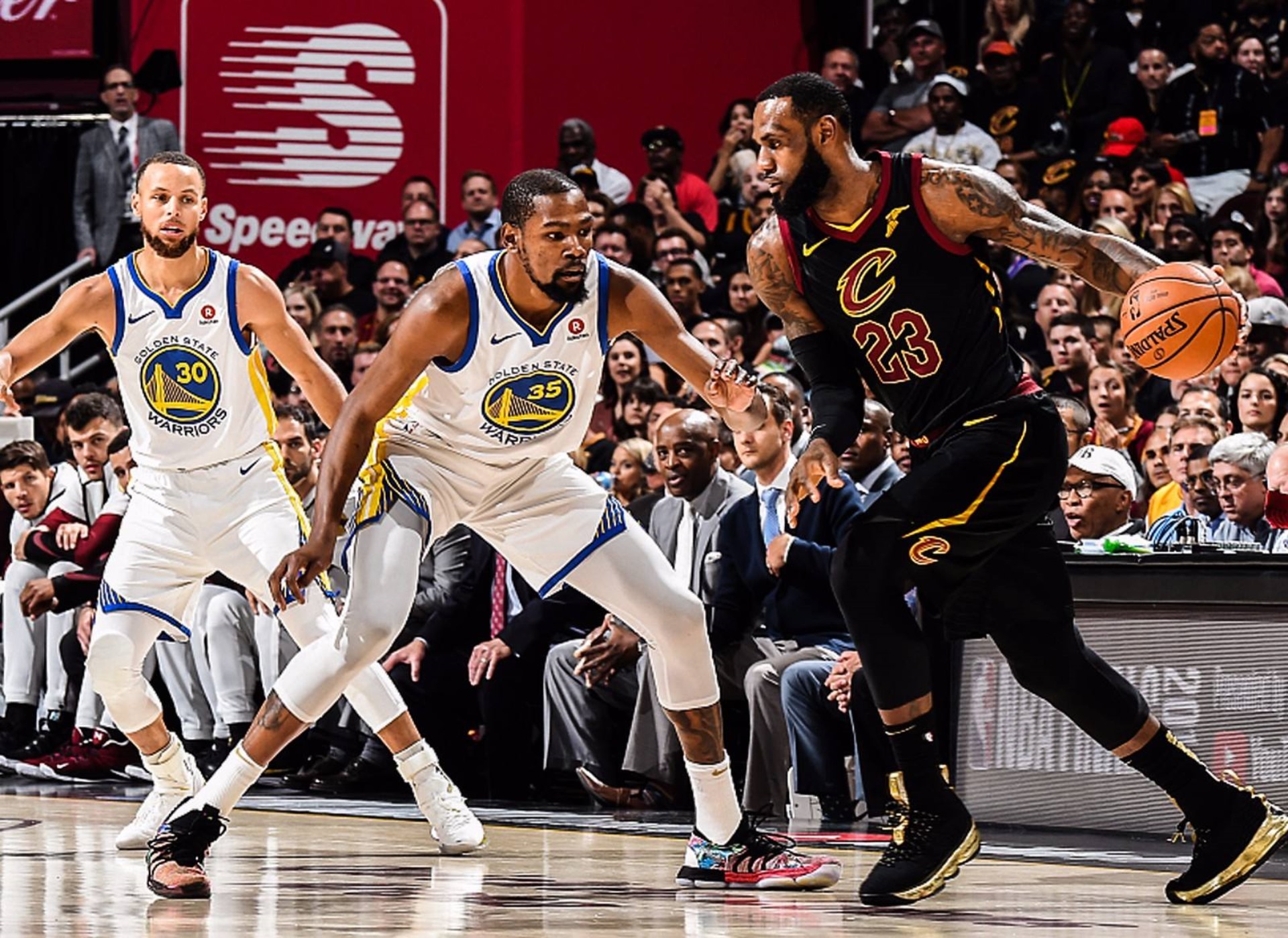 勇士队取得背靠背胜利，实力强劲