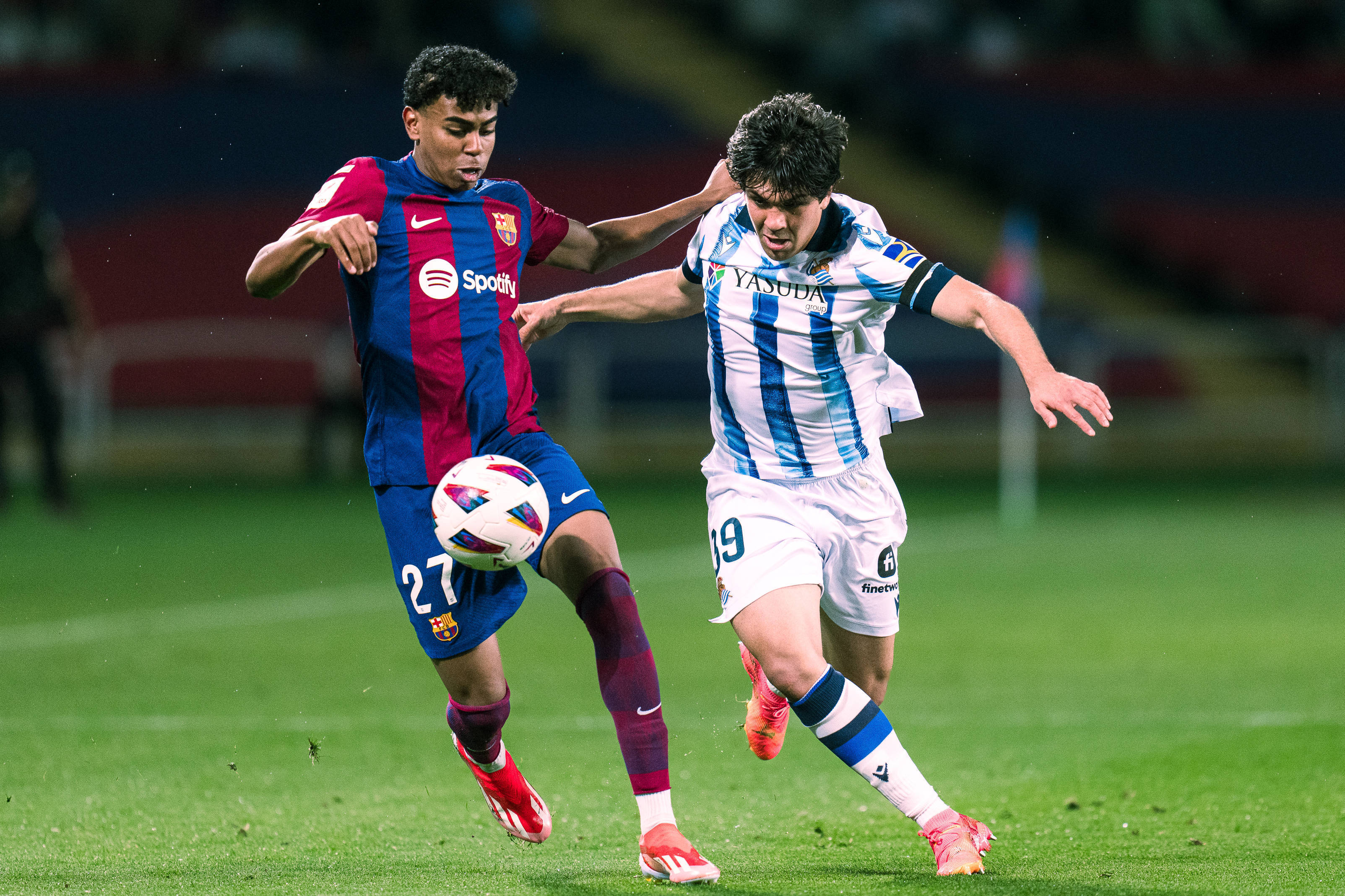 足球锦标赛激烈角逐掀起风暴 足球锦标赛激烈角逐掀起风暴