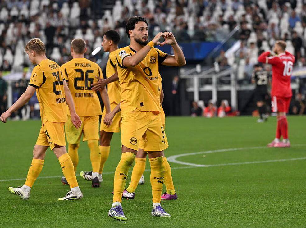 包含多特蒙德客场战平科隆，保持不败纪录！的词条