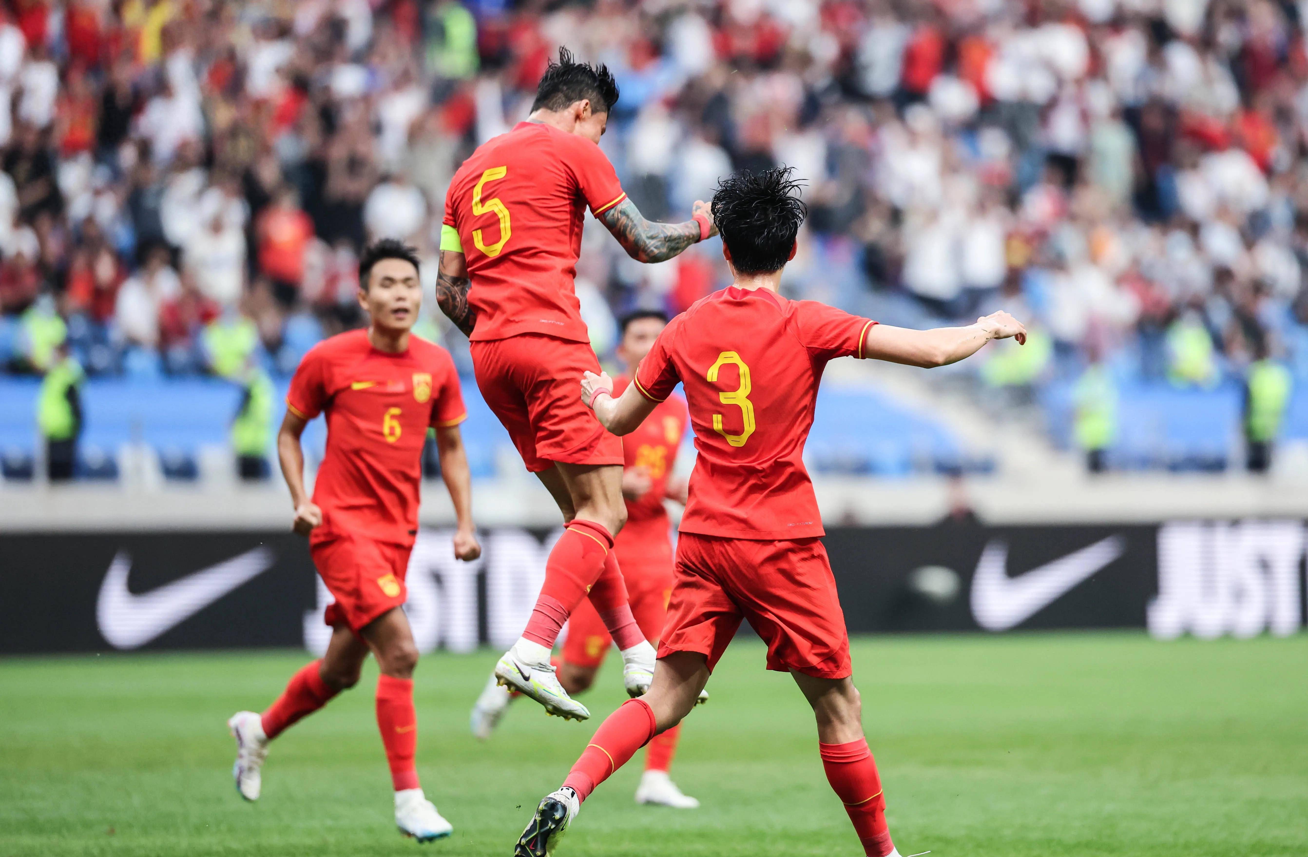 包含欢乐时刻：中国足球队在比赛中喜迎胜利的词条