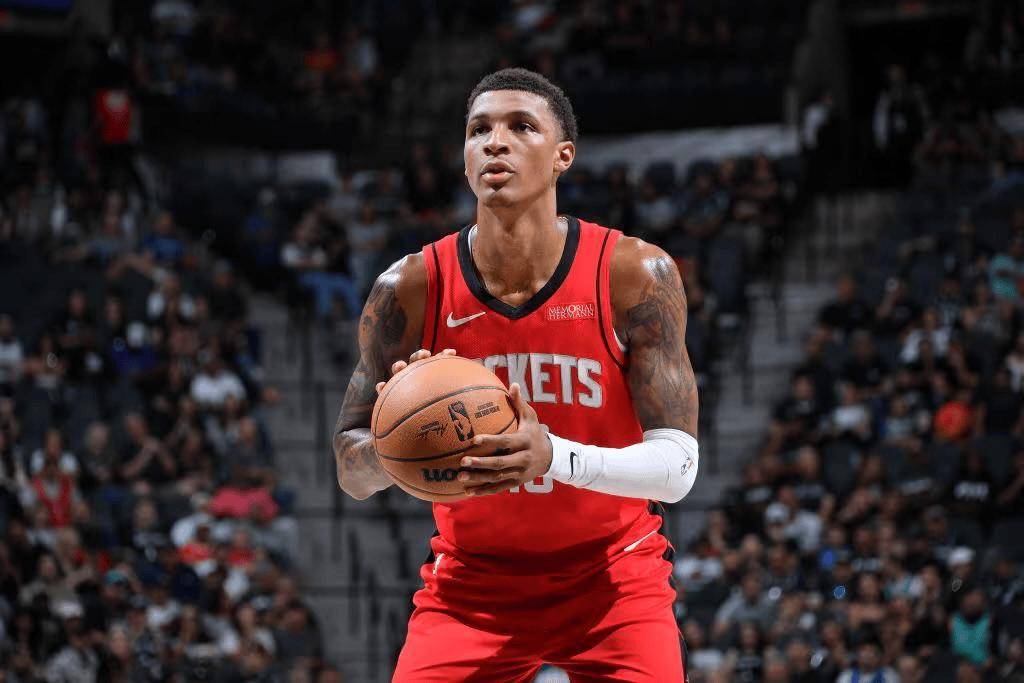 鹈鹕队闪光球员频频爆发，为球队带来胜利的简单介绍