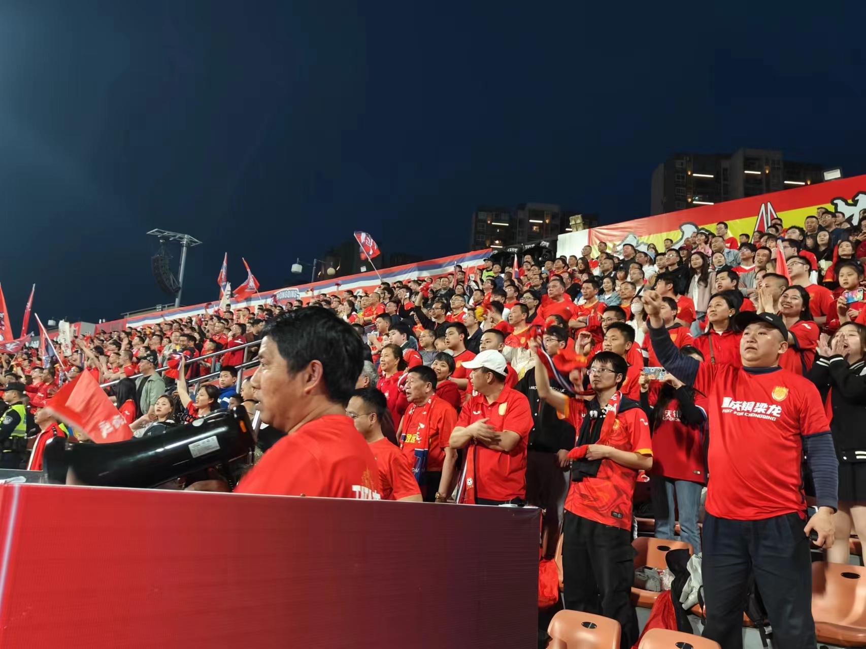 澳客登录-现场观众掌声不断为运动员加油