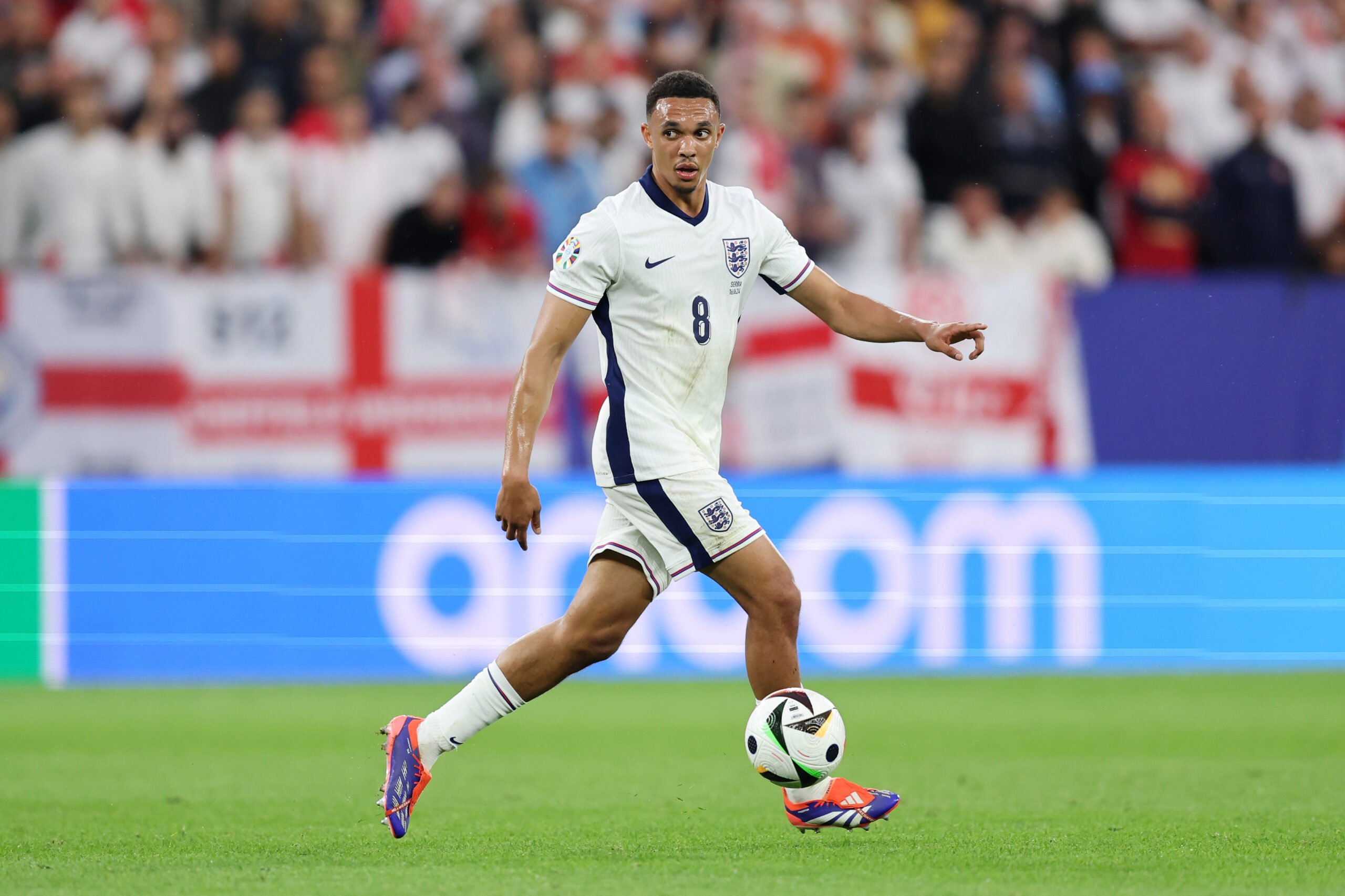 欧洲足球比赛中球员个个发挥出色表现